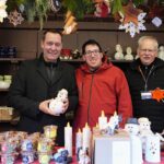 Drei Männer in einem Stand auf dem Christkindlesmarkt