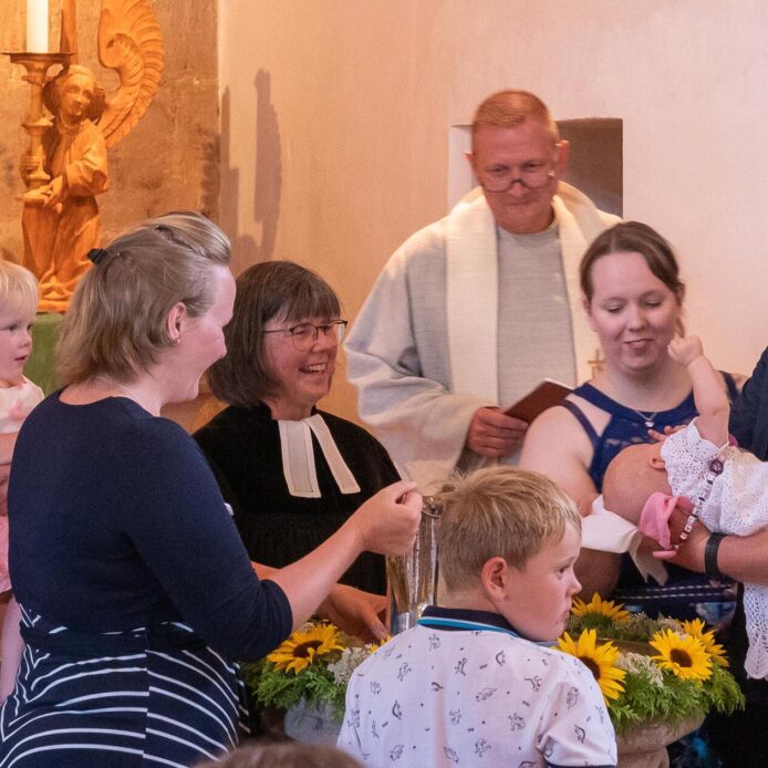 Pfarrerin Barbara Thie bei einer Taufe. Schon bald wird die Geistliche die vierte Pfarrstelle in Neumarkt antreten.