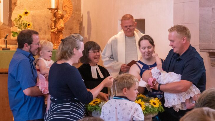 Pfarrerin Barbara Thie bei einer Taufe. Schon bald wird die Geistliche die vierte Pfarrstelle in Neumarkt antreten.