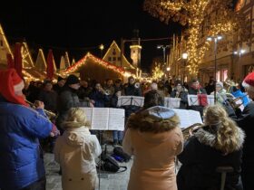 Unter anderem der Posaunenchor aus Schönberg spielte beim Weihnachtssingen.