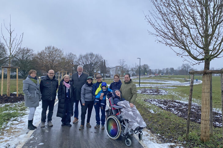 Bürgermeister Thomas Lang mit den Spendern auf dem Radweg.