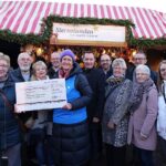 Mitglieder der Sängergruppe Schwarzachtal, Christian Palm (2. Bürgermeister Leinburg), Markus Holzammer (1. Bürgermeister Schwarzenbruck) und Thomas Kraußer (1. Bürgermeister Leinburg, hintere Reihe, v.l.) sowie Landrat Armin Kroder (m.) bei der Spendenübergabe an Beate Merz (Öffentlichkeitsarbeit Sternstunden). Rechts außen Ehefrau und Tochter von Günther Kuhn.