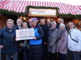 Mitglieder der Sängergruppe Schwarzachtal, Christian Palm (2. Bürgermeister Leinburg), Markus Holzammer (1. Bürgermeister Schwarzenbruck) und Thomas Kraußer (1. Bürgermeister Leinburg, hintere Reihe, v.l.) sowie Landrat Armin Kroder (m.) bei der Spendenübergabe an Beate Merz (Öffentlichkeitsarbeit Sternstunden). Rechts außen Ehefrau und Tochter von Günther Kuhn.