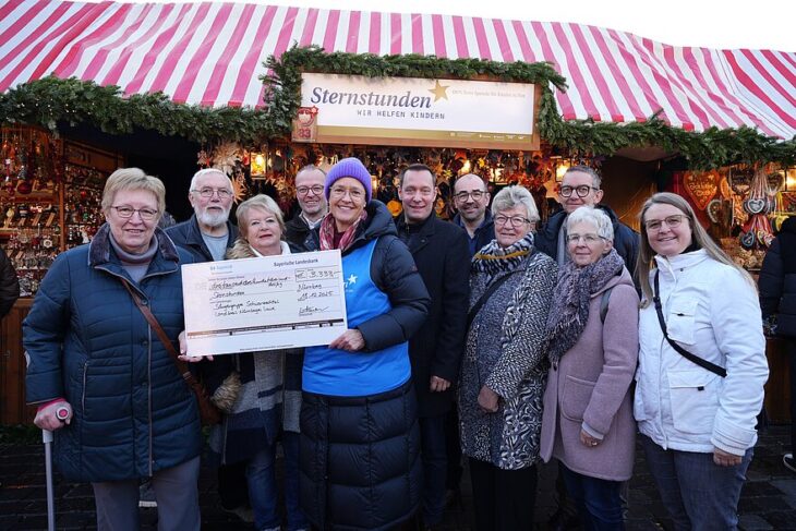 Mitglieder der Sängergruppe Schwarzachtal, Christian Palm (2. Bürgermeister Leinburg), Markus Holzammer (1. Bürgermeister Schwarzenbruck) und Thomas Kraußer (1. Bürgermeister Leinburg, hintere Reihe, v.l.) sowie Landrat Armin Kroder (m.) bei der Spendenübergabe an Beate Merz (Öffentlichkeitsarbeit Sternstunden). Rechts außen Ehefrau und Tochter von Günther Kuhn.