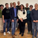 Das Bild zeigt den Bürgermeisterkandidaten Ralf Schneider (Fünfter von links) mit seiner Frau Gisela sowie die anwesenden Gemeinderatskandidaten.