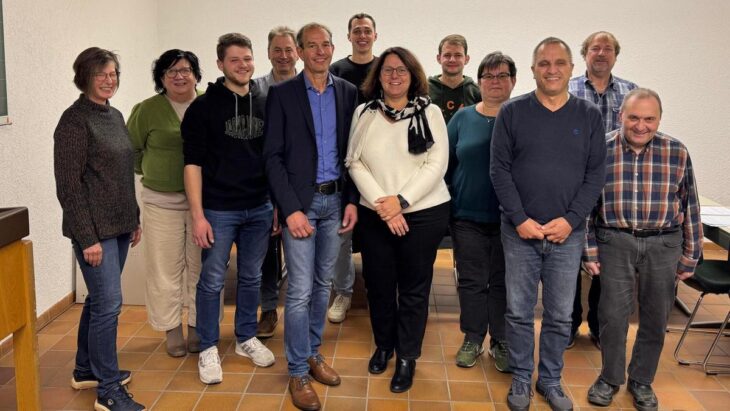 Das Bild zeigt den Bürgermeisterkandidaten Ralf Schneider (Fünfter von links) mit seiner Frau Gisela sowie die anwesenden Gemeinderatskandidaten.