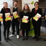 Sie präsentieren die neue Notfallmappe: Gleichstellungsbeauftragte Anja Wirkner, Katharina Eichenmüller von der Gesundheitsregionplus, Abteilungsleiter Dr. Nico Böhme, Anja Gruhl von der Koordinierungsstelle Seniorenarbeit, Beate Treffkorn von der Sparkasse Nürnberg und Landrat Armin Kroder. (von links)
