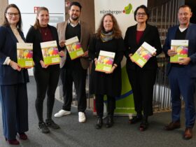 Sie präsentieren die neue Notfallmappe: Gleichstellungsbeauftragte Anja Wirkner, Katharina Eichenmüller von der Gesundheitsregionplus, Abteilungsleiter Dr. Nico Böhme, Anja Gruhl von der Koordinierungsstelle Seniorenarbeit, Beate Treffkorn von der Sparkasse Nürnberg und Landrat Armin Kroder. (von links)