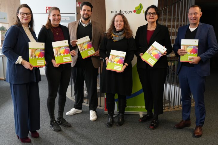 Sie präsentieren die neue Notfallmappe: Gleichstellungsbeauftragte Anja Wirkner, Katharina Eichenmüller von der Gesundheitsregionplus, Abteilungsleiter Dr. Nico Böhme, Anja Gruhl von der Koordinierungsstelle Seniorenarbeit, Beate Treffkorn von der Sparkasse Nürnberg und Landrat Armin Kroder. (von links)