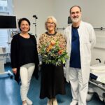 Carola Stöhr (Mitte) bekam einen Blumenstrauß, weil sie die tausendste Person war, die eine Untersuchung in der Klinik für Magen-Darm-Erkrankungen im Krankenhaus Rummelsberg hatte. Überreicht wurde der Strauß von Chefarztsekretärin Sandra Krella und Chefarzt Dr. Adrian Vizireanu.