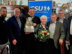 Ehre in Altdorf: Der Kreisverband verlieh die CSU-Ehrenraute in Silber an den langjährigen Landtagsabgeordneten und CSU-Kreisvorsitzenden Kurt Eckstein (3. von rechts).
