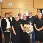 Seit zehn Jahren mit „Herz und Seele“ dabei: das Mensateam Sandra Lücke, Karin Maderer, Roswitha Landeck und Irmi Neuner (vorne v. links) mit Bürgermeister Robert Ilg, Birgit Meister von der Stadtverwaltung, ASB-Geschäftsführer Tino Städtler, Karina Weber (Geschäftsführerin ASB-WunderKinder), ASB-Vorsitzendem Bruno Schmidt, zweitem Bürgermeister Peter Uschalt und Bernd Bodner (2. Vorsitzender Schulverband Hersbruck).