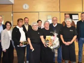 Seit zehn Jahren mit „Herz und Seele“ dabei: das Mensateam Sandra Lücke, Karin Maderer, Roswitha Landeck und Irmi Neuner (vorne v. links) mit Bürgermeister Robert Ilg, Birgit Meister von der Stadtverwaltung, ASB-Geschäftsführer Tino Städtler, Karina Weber (Geschäftsführerin ASB-WunderKinder), ASB-Vorsitzendem Bruno Schmidt, zweitem Bürgermeister Peter Uschalt und Bernd Bodner (2. Vorsitzender Schulverband Hersbruck).