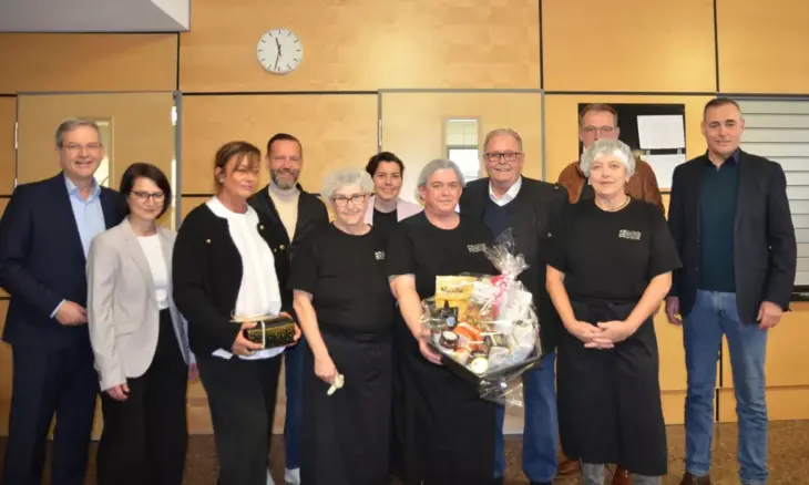 Seit zehn Jahren mit „Herz und Seele“ dabei: das Mensateam Sandra Lücke, Karin Maderer, Roswitha Landeck und Irmi Neuner (vorne v. links) mit Bürgermeister Robert Ilg, Birgit Meister von der Stadtverwaltung, ASB-Geschäftsführer Tino Städtler, Karina Weber (Geschäftsführerin ASB-WunderKinder), ASB-Vorsitzendem Bruno Schmidt, zweitem Bürgermeister Peter Uschalt und Bernd Bodner (2. Vorsitzender Schulverband Hersbruck).