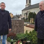 Landrat Armin Kroder (links) und Altlandrat Helmut Reich ehren den vor 30 Jahren verstorbenen Landrat Klaus Hartmann.