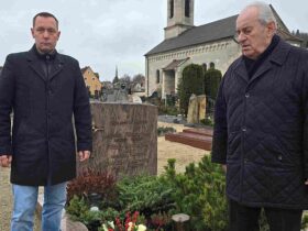 Landrat Armin Kroder (links) und Altlandrat Helmut Reich ehren den vor 30 Jahren verstorbenen Landrat Klaus Hartmann.