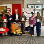 Kreisrätin Erika Vogel (4. von links), Landrat Armin Kroder (5. von links), Bürgermeister Thomas Lang (6. von links), Gleichstellungsbeauftragte Anja Wirkner (7. von links) und Thomas Häußler (rechts) von der Sparkasse zusammen mit den Vertreterinnen von Frauenhaus und Frauennotruf.