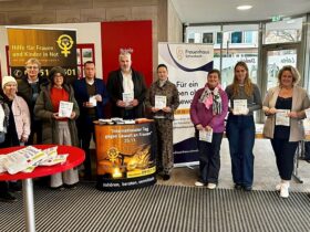 Kreisrätin Erika Vogel (4. von links), Landrat Armin Kroder (5. von links), Bürgermeister Thomas Lang (6. von links), Gleichstellungsbeauftragte Anja Wirkner (7. von links) und Thomas Häußler (rechts) von der Sparkasse zusammen mit den Vertreterinnen von Frauenhaus und Frauennotruf.