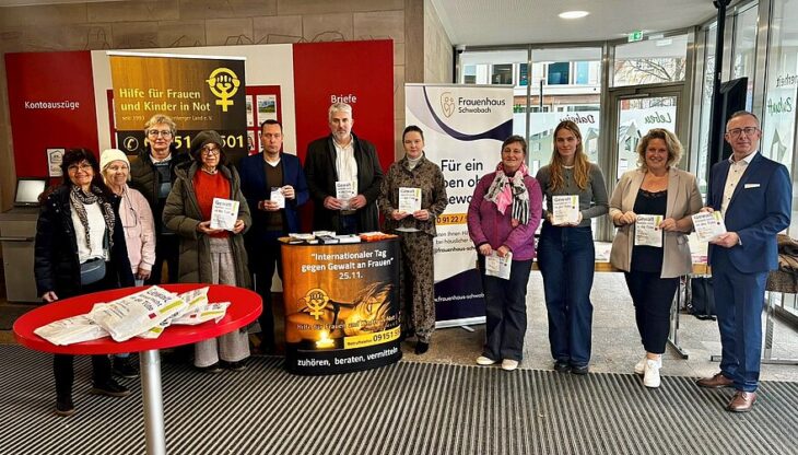 Kreisrätin Erika Vogel (4. von links), Landrat Armin Kroder (5. von links), Bürgermeister Thomas Lang (6. von links), Gleichstellungsbeauftragte Anja Wirkner (7. von links) und Thomas Häußler (rechts) von der Sparkasse zusammen mit den Vertreterinnen von Frauenhaus und Frauennotruf.