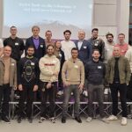 Tobias Bladowski von BayStartUP (1.v.l) und Frank Richartz (2.v.l. untere Reihe), Leiter der Wirtschaftsförderung Nürnberger Land, zusammen mit den Pitch-Teams.