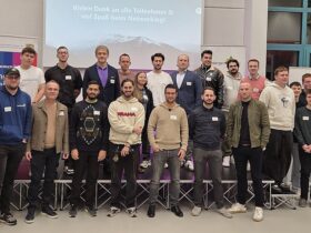 Tobias Bladowski von BayStartUP (1.v.l) und Frank Richartz (2.v.l. untere Reihe), Leiter der Wirtschaftsförderung Nürnberger Land, zusammen mit den Pitch-Teams.