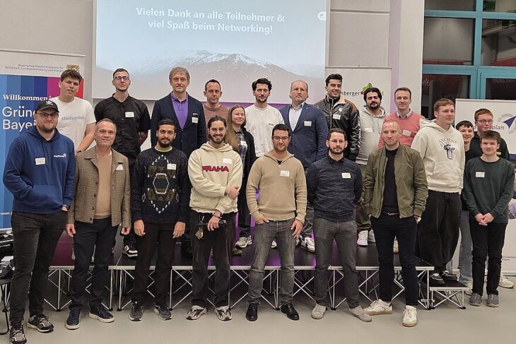 Tobias Bladowski von BayStartUP (1.v.l) und Frank Richartz (2.v.l. untere Reihe), Leiter der Wirtschaftsförderung Nürnberger Land, zusammen mit den Pitch-Teams.
