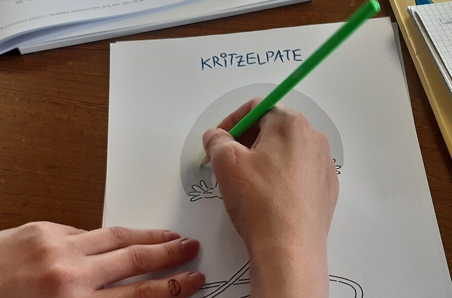 Das Kritzelpatenprojekt ist gefördert vom Bayerischen Staatsministerium für Familie, Arbeit und Soziales in Kooperation mit der lagfa-bayern e.V. im Rahmen des Programms „Generationen gemeinsam aktiv“.