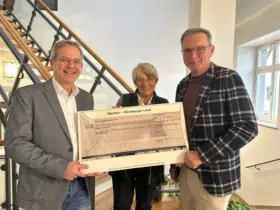 Das Bild zeigt Robert Ilg, Angela Henke und Peter Uschalt (von links) bei der Spendenübergabe.