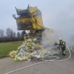 Die Feuerwehren aus Brand und Eschenau holten die Ladung nach und nach aus dem Fahrzeug und löschten sie ab. Anwohner wurden aufgefordert, ihre Türen und Fenster geschlossen zu halten.