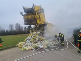 Die Feuerwehren aus Brand und Eschenau holten die Ladung nach und nach aus dem Fahrzeug und löschten sie ab. Anwohner wurden aufgefordert, ihre Türen und Fenster geschlossen zu halten.