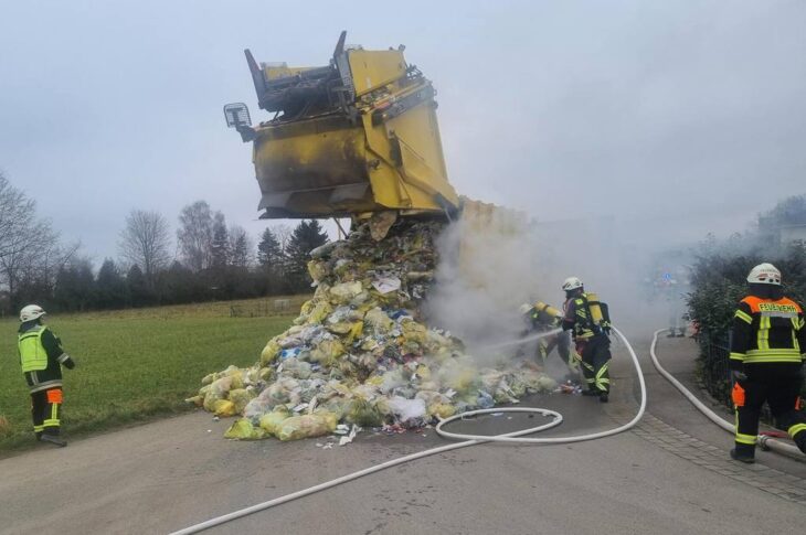 Die Feuerwehren aus Brand und Eschenau holten die Ladung nach und nach aus dem Fahrzeug und löschten sie ab. Anwohner wurden aufgefordert, ihre Türen und Fenster geschlossen zu halten.