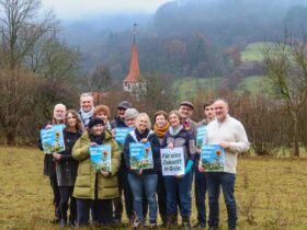 Die Grünen in Kirchensittenbach formieren sich (v. links): Olaf Kohlisch, Susanne Dürsch, Paul Dölle, Ursula Weinig, Heike Hösch, Johann Goppert, Rosemarie Schönhöfer-Rempt, Vera Heilfort, Saskia Fortmann, Iris Gloyer, Filip Fortmann-Gutkowski, Johannes Wachsmann und Karl Hermann.