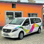 Auf dem Foto sieht man ein Firmenauto vor einem Gebäude