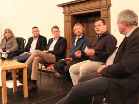 Vor der Wahl 2020 diskutieren Altdorfs Bürgermeisterkandidaten im Betsaal des Wichernhauses. An diese Veranstaltung soll nun angeknüpft werden.