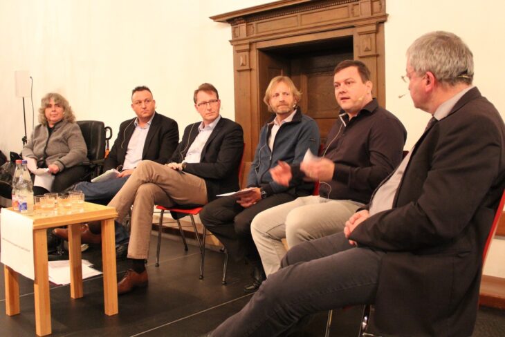 Vor der Wahl 2020 diskutieren Altdorfs Bürgermeisterkandidaten im Betsaal des Wichernhauses. An diese Veranstaltung soll nun angeknüpft werden.
