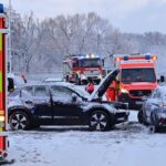 In der Karlstraße in Lauf kollidierten aufgrund der Schneeglätte am Freitagmorgen zwei Autos frontal, alle drei Unfallbeteiligten wurden leicht verletzt, beide Fahrzeuge mussten abgeschleppt werden.