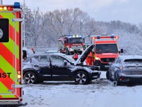 In der Karlstraße in Lauf kollidierten aufgrund der Schneeglätte am Freitagmorgen zwei Autos frontal, alle drei Unfallbeteiligten wurden leicht verletzt, beide Fahrzeuge mussten abgeschleppt werden.