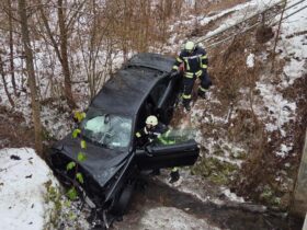 Auf der B 14 zwischen Rückersdorf und Behringersdorf ist ein Auto auf glatter Fahrbahn ins Schleudern geraten und einen Hang hinuntergefahren.