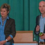 Harald Danzl (rechts) bedankt sich bei Referentin Petra Kröpfl.