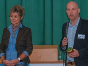 Harald Danzl (rechts) bedankt sich bei Referentin Petra Kröpfl.