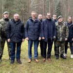 Kommandeur Oberst Markus Wick (3. v. r.) und sein Stab informierten Ralph Edelhäußer (5. v. r.) sowie den Landratskandidaten Markus Gleißenberg (3. v. l.) über die Aufgaben des Verbandes im Rahmen des Heimatschutzes.