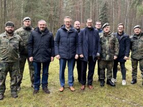 Kommandeur Oberst Markus Wick (3. v. r.) und sein Stab informierten Ralph Edelhäußer (5. v. r.) sowie den Landratskandidaten Markus Gleißenberg (3. v. l.) über die Aufgaben des Verbandes im Rahmen des Heimatschutzes.