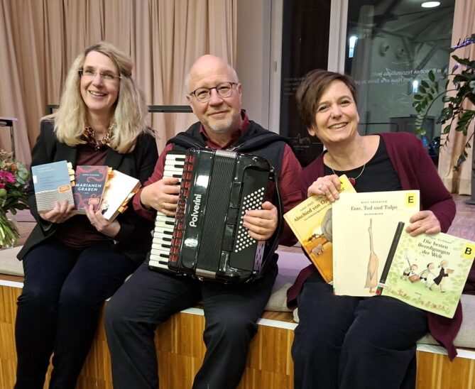 Sind sichtlich zufrieden mit dem Verlauf des Abends (von links): Barbara Grau, Wolfgang Ursel und Amrei Noä.