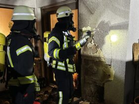 Die Feuerwehr musste musste den Außenputz großflächig abtragen.