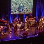 Die „Billy Joel Story“ ist Biografie und Familiengeschichte zugleich. Der Journalist Steffen Radlmaier zeichnet darin das Portrait eines Megastars. Die Live-Band macht sie zu einem Konzerterlebnis.