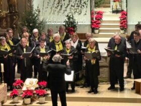 Die Schnaittacher Pfarrkirche war gut gefüllt, als dort am letzten Sonntag des Jahres 2025 die örtliche Chorgemeinschaft zusammen mit weiteren Ensembles auftrat.