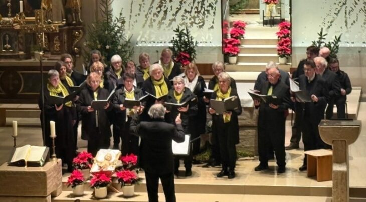 Die Schnaittacher Pfarrkirche war gut gefüllt, als dort am letzten Sonntag des Jahres 2025 die örtliche Chorgemeinschaft zusammen mit weiteren Ensembles auftrat.