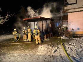 Wehren aus Eschenbach, Hartmannshof, Hersbruck, Hohenstadt, Hubmersberg und Pommelsbrunn bekamen den Vollbrand des Schuppens in den Griff und verhinderten einen größeren Brand.