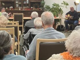Die ersten Konzerte für Senioren fanden 2020 statt, damals noch unter Coronabedingungen und deshalb im Freien mit Mikrofon. Heute spielt der Laufer Bürgermeister „indoor“. Pfarrer Thomas Hofmann ist allerdings nicht mehr dabei.