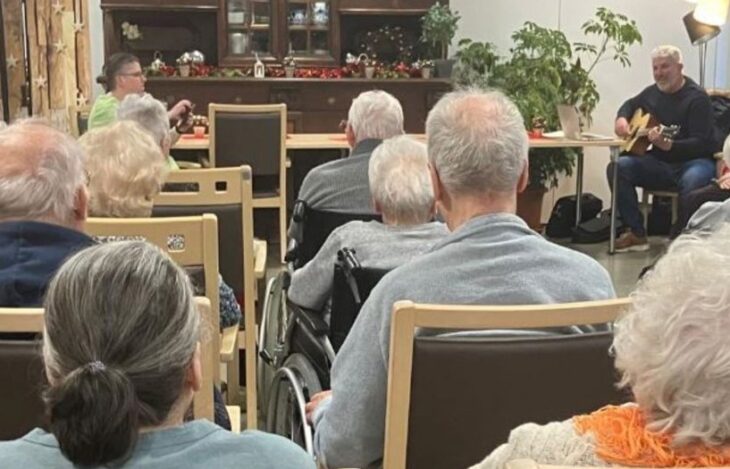 Die ersten Konzerte für Senioren fanden 2020 statt, damals noch unter Coronabedingungen und deshalb im Freien mit Mikrofon. Heute spielt der Laufer Bürgermeister „indoor“. Pfarrer Thomas Hofmann ist allerdings nicht mehr dabei.